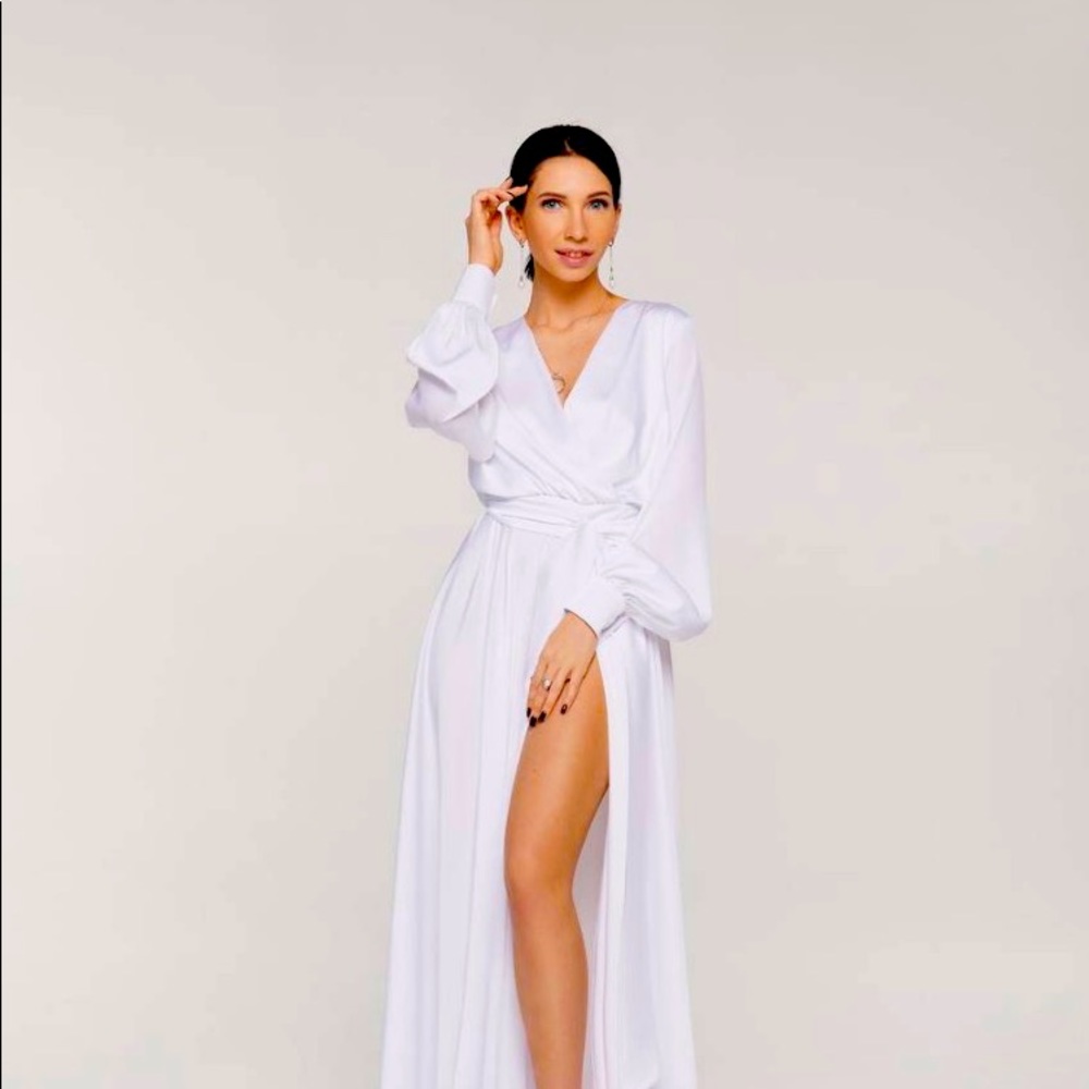 White full length wedding gownNWT bride/bridesmaid